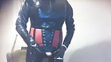 LatexPeti porte une combinaison en latex, des gants et fume snapshot 5