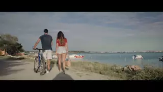 Қыз жыныстық қатынас кезінде жігіттің шарларына массаж жасайды.