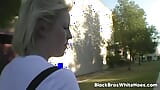 Юная блондинка Daisy Mclane трахается с большим черным членом snapshot 1