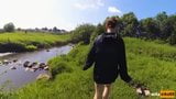 Geweldige vrouw op de rivier snapshot 4