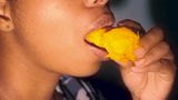 Ebano bocca sexy che gioca con un mango snapshot 14