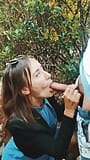 Teenie-mädchen lutscht schwanz öffentlich park im freien und schluckt, zieht haarige eier, blowjob snapshot 8