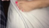 Gozando nos pés sensuais e nas unhas cor de rosa da minha esposa snapshot 4
