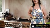 Mama's jongen - ondeugende milf Siri Dahl is naakt betrapt in de keuken! Perverse stiefzoon neukte haar hard! snapshot 4