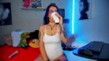 La ragazza colombiana otaku webcamer con i capelli viola e tatuaggi sembra molto sensuale mentre trasmette con un body bianco snapshot 19