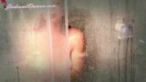 Сексуальная брюнетка-милфа принимает душ snapshot 3