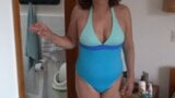 Video 1 de 3 - Mi esposa de 58 años de edad se exhibe en la playa, masturbación, esposo cornudo snapshot 7