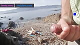 Un exhibitionniste exhibe sa bite devant une MILF nudiste snapshot 2