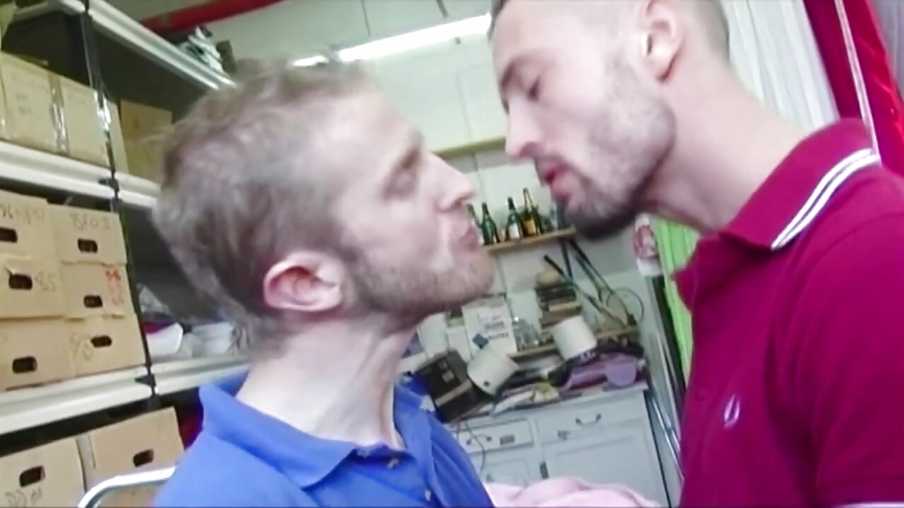 Bulldogxxx.com - élvezés a raktárban