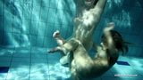 Zuzana e Lucie nadando debaixo d'água lesbos snapshot 9