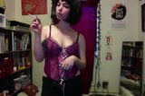 Chica fumando caliente en la webcam snapshot 2