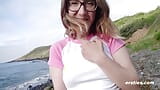 Ersties - zierliche amelia spielt mit sich selbst am meer snapshot 4