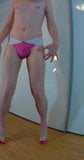 Jeune garçon posant en lingerie sexy et talons à gros renflement snapshot 1