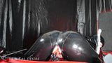 A-kat in latex catsuit raakt zichzelf aan met haar rode vriendin snapshot 14