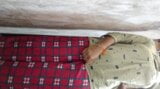 Hausfrau reinigt zu Hause ihre Muschi, indische Hausfrau badet und fingert snapshot 1