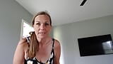 POV - une MILF avec 36dds se faufile snapshot 1