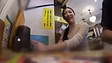 你能在饭店接她来抓住一个拉面女士吗？Sara（23岁）是一名办公室工作人员。 snapshot 2