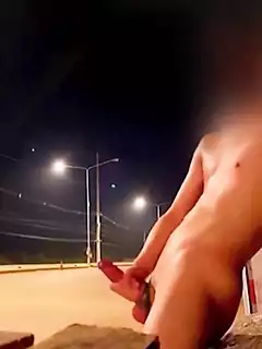 Người đàn ông Thái Lan sục cu trên đường công cộng | xHamster