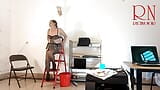 La sirvienta sin bragas en la oficina hace arreglos. Lavar la lámpara de pared. Una secretaria desnuda lava una lámpara en la oficina del di snapshot 6