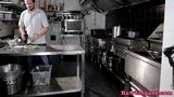 Европейскую крошку анально наполнили сливками на кухне ресторана snapshot 1