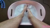 Wasche und schrubbe meine großen schmutzigen Füße snapshot 6