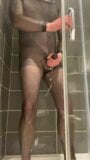Je me branle sous la douche en combinaison nylon snapshot 14