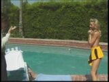 Adolescente bionda in uniforme da cheerleader viene sbattuta in piscina snapshot 2