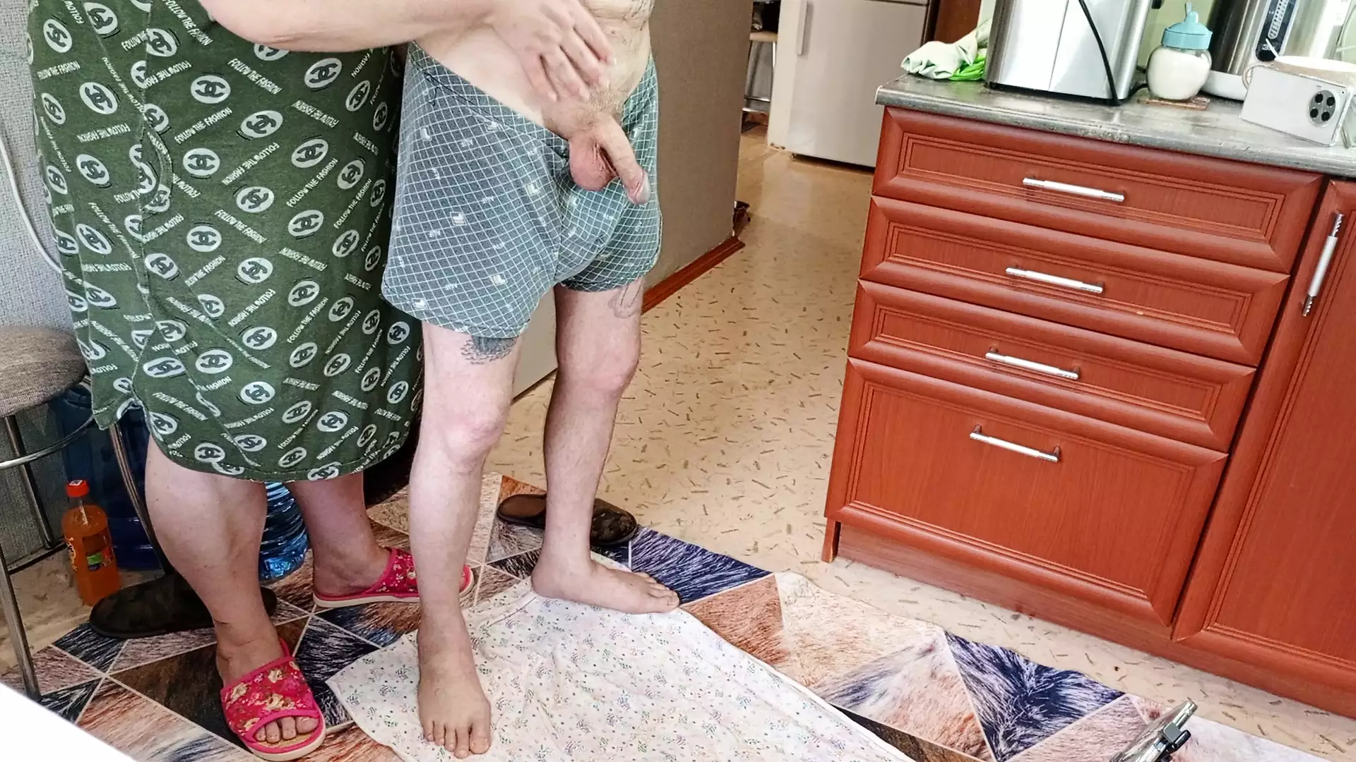 Stiefmutter macht einen tiefen blowjob, wichst einen schwanz zum abspritzen