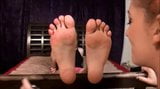 Ze experimenteert met vrouwen door iemand haar voeten te laten likken! snapshot 4