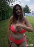 Chica con enormes tetas bailando snapshot 2