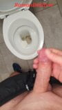 Master Ramon pisst und wichst gnadenlos die Toilette voll, arme Putzfrau snapshot 13