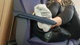 Bílé opotřebované ponožky v německém vlaku snapshot 1