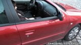 Auto-Schlampe Nikki und sperma-liebende Frauen lutschen Schwanz im Autosalon. snapshot 4