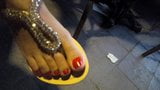 Gf visar sexiga fötter och pedicured tår i nya sandaler som retar mig snapshot 6