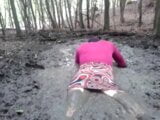她穿着迷你裙在泥巴里玩耍 snapshot 6