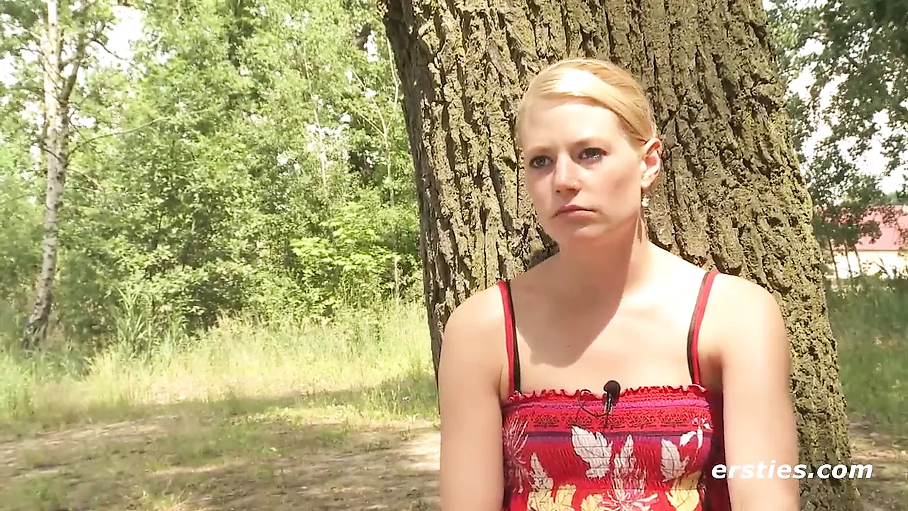 Geile Blondine befriedigt sich am See 