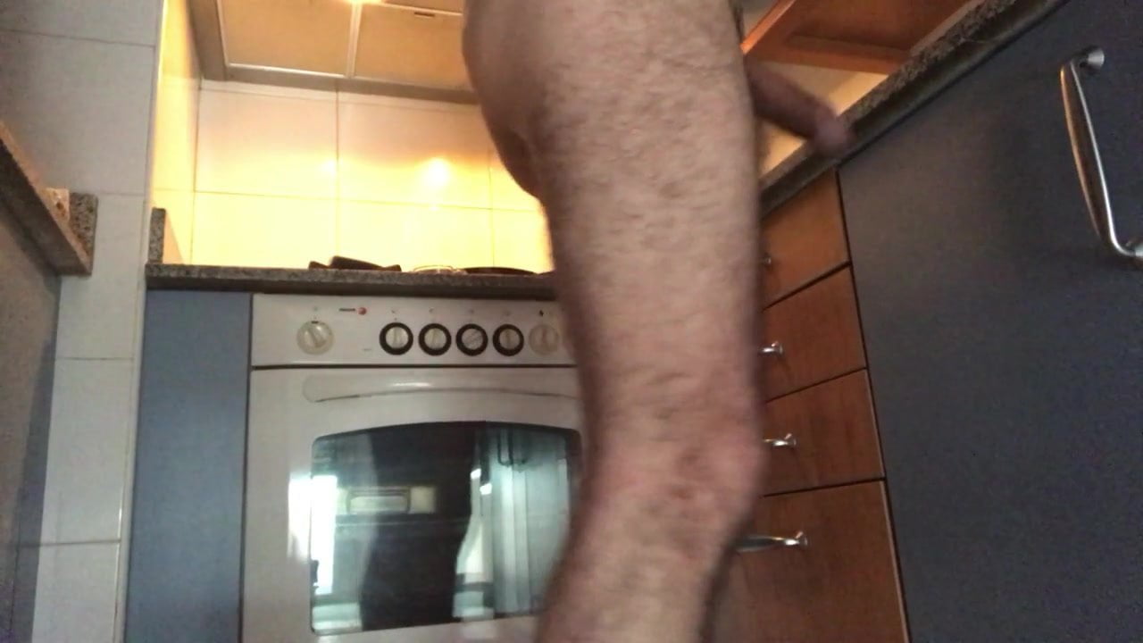 en la cocina desnudo