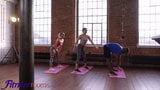 Fitness rooms, gustosa Stacey e Julia Parker, donna + donna-uomo interrazziale snapshot 5