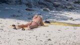 Voyeurs - chica desnuda en la playa toca el coño snapshot 2