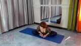 Regina Noir. Una mujer con traje de leopardo y polainas de látex está haciendo yoga en el gimnasio. Yoga en leotardos sexy. snapshot 17