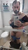 Un garçon poilu se déshabille devant le miroir et se branle snapshot 5