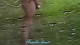 Travesti la bite en cage pisse sous la pluie snapshot 7