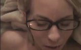 Blondine mit Brille nimmt eine Ladung snapshot 6