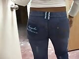 Bellissima in jeans è in bagno e si sgrilletta la figa rasata snapshot 2