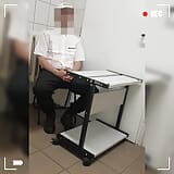 O paznică reală arată curul masturbându-se și ejaculând la locul de muncă snapshot 1