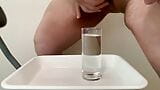 Kleine penis komt klaar en pist in een glas water snapshot 1