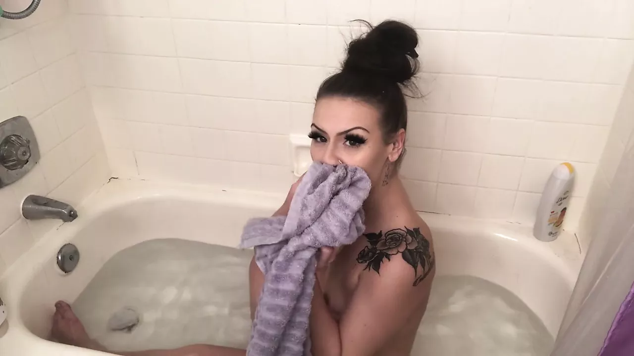 Brooke Farting In The Bathtub! | xHamster