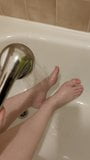 Herrin wäscht ihre Füße snapshot 1