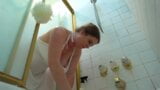 Stiefmutter lässt sich von Stiefsohn ficken, während sie die Badewanne putzt snapshot 1