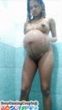 Orgasme sous la douche savonneuse enceinte - puis elle a des contractions et simule la naissance snapshot 11